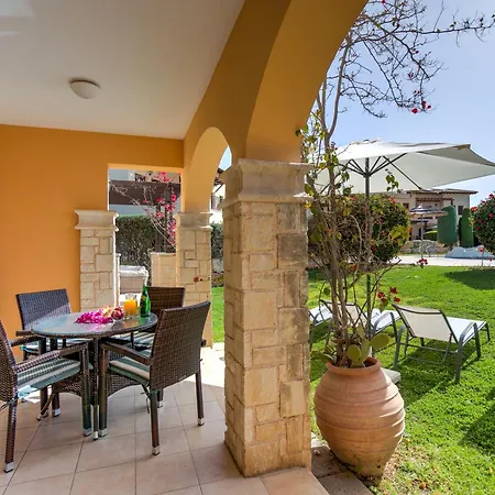 2 Bedroom Asulon With Communal Pools, Aphrodite Hills Apartman Kúklia
