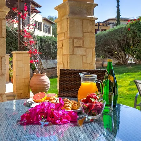 2 Bedroom Asulon With Communal Pools, Aphrodite Hills Apartman *