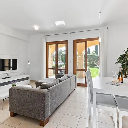 Appartement 2 Bedroom Asulon With Communal Pools, Aphrodite Hills