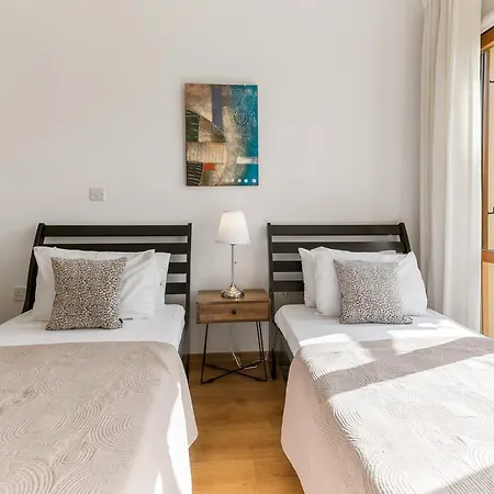 2 Bedroom Asulon With Communal Pools, Aphrodite Hills Kúklia