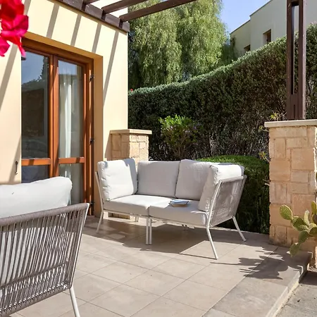 2 Bedroom Asulon With Communal Pools, Aphrodite Hills Apartman *