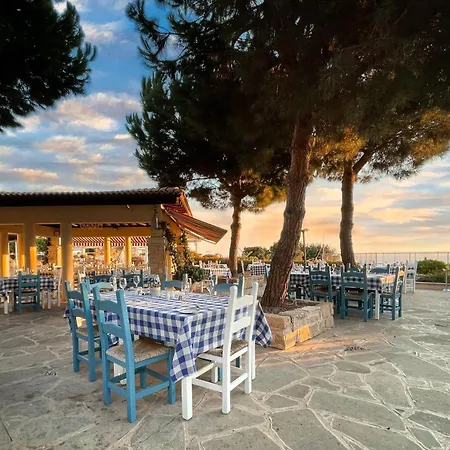 2 Bedroom Asulon With Communal Pools, Aphrodite Hills Apartman