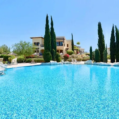 2 Bedroom Asulon With Communal Pools, Aphrodite Hills Appartamento