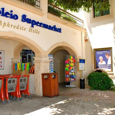2 Bedroom Asulon With Communal Pools, Aphrodite Hills Apartman