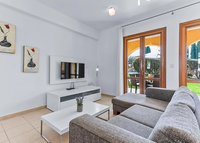 2 Bedroom Asulon With Communal Pools, Aphrodite Hills Διαμέρισμα Κούκλια