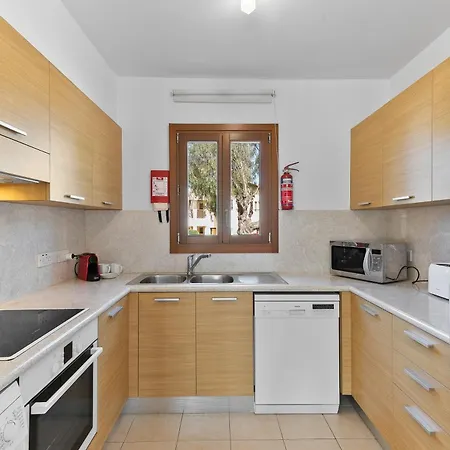 2 Bedroom Asulon With Communal Pools, Aphrodite Hills Apartmán